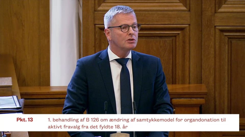 organdonationDK's tweet photo. LIGE NU er regeringens beslutningsforslag om at indføre en ny organdonationsmodel med aktivt fravalg i DANMARK til 1. behandling i Folketingssalen.

Se 1. behandlingen LIVE her på TV fra Folketinget... https://t.co/PReI7eLxv1

#sundpol #dkpol #aktivtfravalg https://t.co/TRdkMetBvP