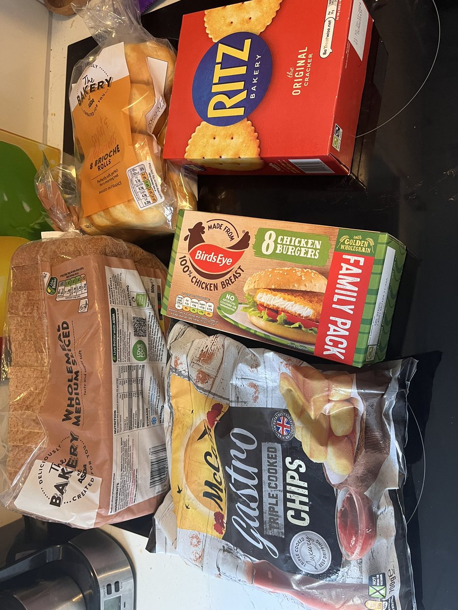 jeccle's tweet photo. Ritz crackers brioche buns 8, chicken burgers, whole meal bread and chips https://t.co/sbpBmRs9Rd