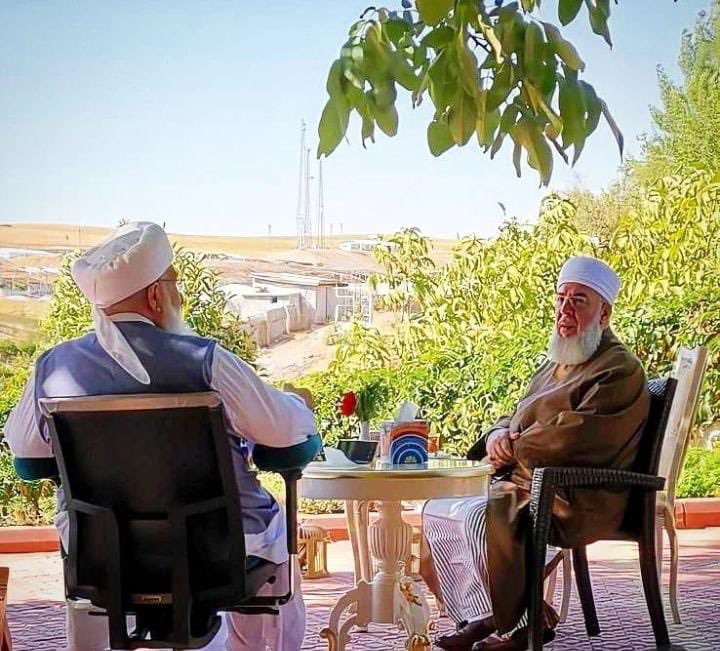 'Çölde çiçek oldum, çemende nakış, Şimşekte od oldum, bulutta yağış Sırlı bir göz gördüm, nurlu bir bakış, Çevrildim çeşmeye, karıştım çaya, Seni sevmek için geldim dünyaya.”