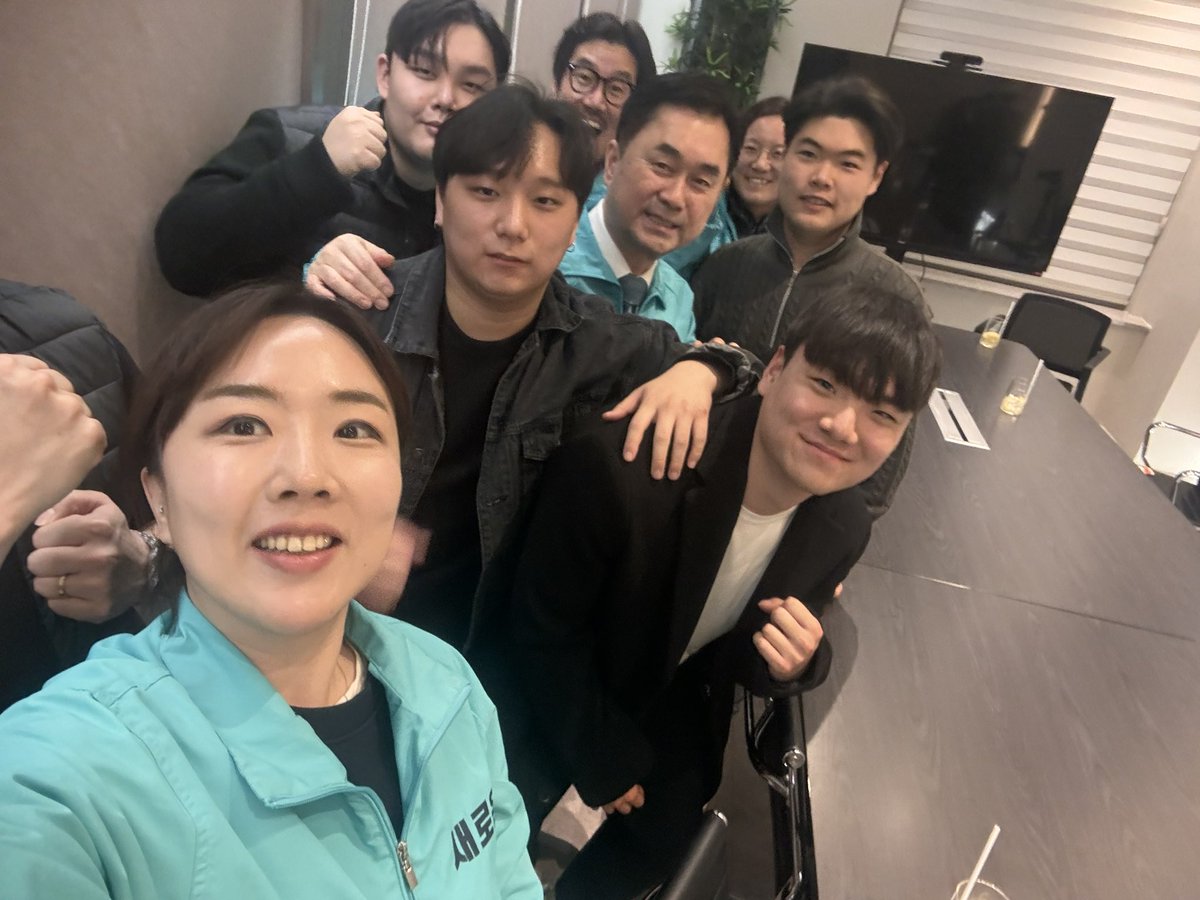 세종 번개모임 완료 입니다🤍 짧은 시간이었지만 너무 즐거운 시간을 보냈습니다. 

이색적인(?) 행사 진행을 위해 모든 답변은 1분으로 제한을 두고 했는데 생각보다 김대표님께서 😂 1분을 맞춰주셨습니다.

또 반대로 청년세대들에게 궁금한 점을 물어보는 시간도 가졌습니다. 특히 청년들이 각자