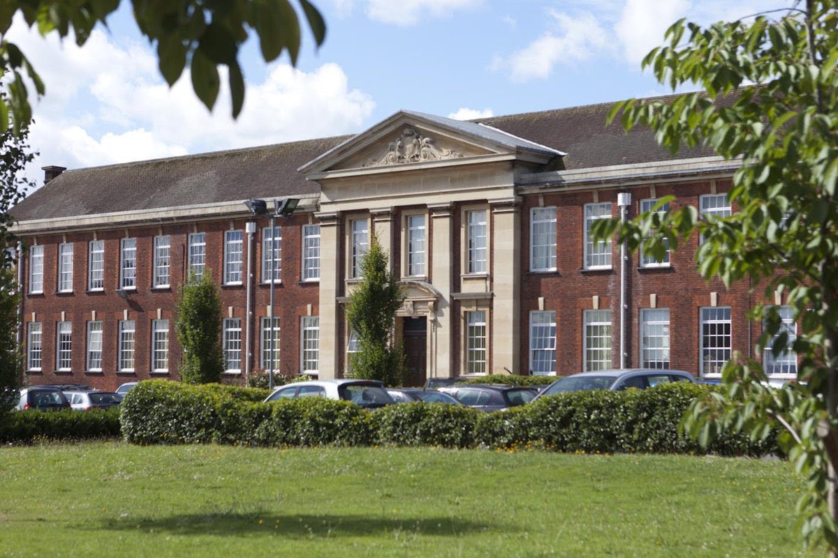 An excellent walk around @DenbighHigh today. You can actually feel the ambition & aspiration in the fabric of the school. Thank you all staff! NB pic below has not been edited or doctored, just didn’t fancy standing in the pouring rain to take the pic.