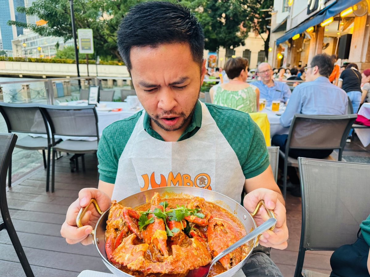 iamdavidbernal's tweet photo. Chili crab and more #WhenInSg https://t.co/oIt7LWLj2Z