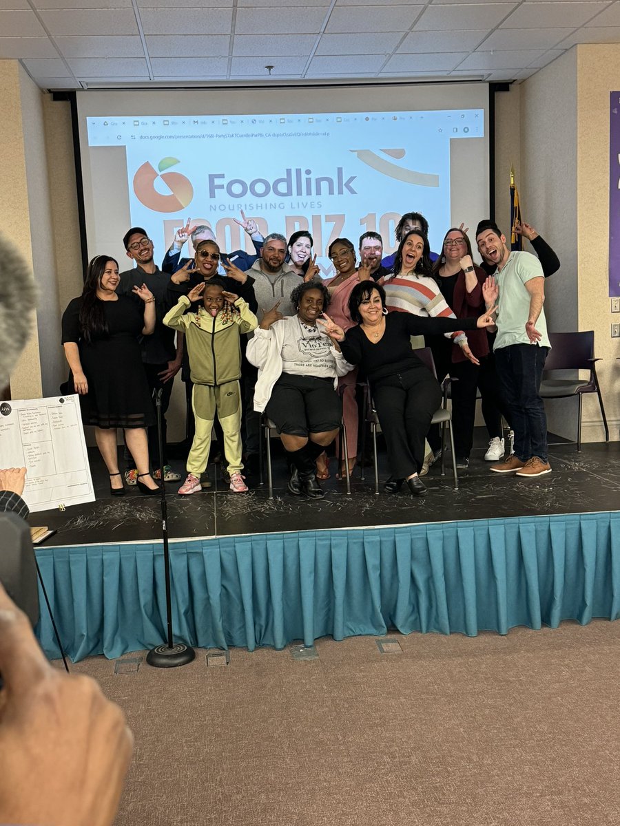 Congratulations to the graduates of @roccommissary & @FoodlinkNY Foodbiz 101! A wonderful ceremony full of tomorrow’s Rochester food trailblazers 🎓🥗🍸