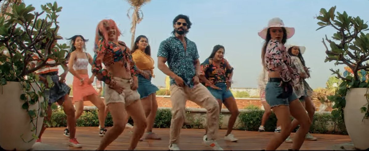 BalaFan2127's tweet photo. #AaoKillelle
"Balaji Murugadoss's Cool moves"💯👌
#BalajiMurugadoss𓃵 #BalajiMurugadoss #BalaFam #Anirudh #AnirudhRavichander #PravinMani #VaishaliSriprathap #NavinB #DongliJumbo #Kaavya #KaavyaArivumani https://t.co/eB4qRMMcFi