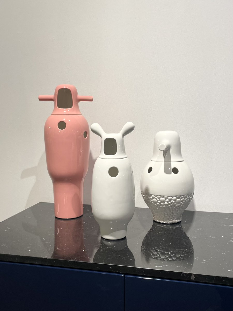 MueblesLluesma's tweet photo. En nuestro showroom siempre contamos con piezas originales de decoración para que conseguir que tu espacio sea realmente especial. Como estos espectaculares jarrones de Jaime Hayón para @bdbarcelona .
#DiseñoDeInteriores #MueblesDeDiseño #ArquitecturaInterior #EstiloHogar https://t.co/cAjbte2Lr3