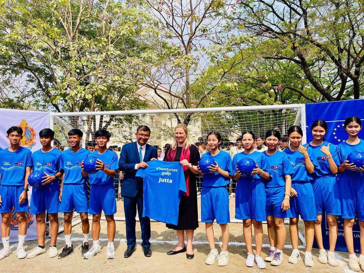 EU_Partnerships's tweet photo. The 🇪🇺 &amp; 🇰🇭 enhance partnership to boost jobs &amp; green transition through #GlobalGateway!

Today in Cambodia, Commissioner @juttaurpilainen announced 🆕 initiatives to advance:
📚 Education
👷‍♂️ Jobs
🌱 Agriculture
💡 Sustainable energy
💼 Trade

➡️ https://t.co/qBeXEBrObR https://t.co/TU7zKUywko