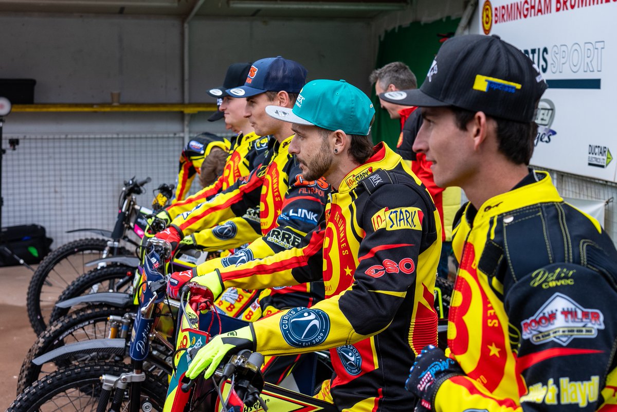📸🅱️🟡

<a href="/BrumSpeedway/">Birmingham Speedway</a> assembled on Monday to meet the media - with news filtering through that Scott Nicholls will deputise until Piotr Pawlicki is fit to take his place.

They head to <a href="/OxfordSpeedway/">Oxford Speedway</a> in a clash of promoted sides on Thursday 📆

📸 Paul Rose
#⃣ #britishspeedway🇬🇧