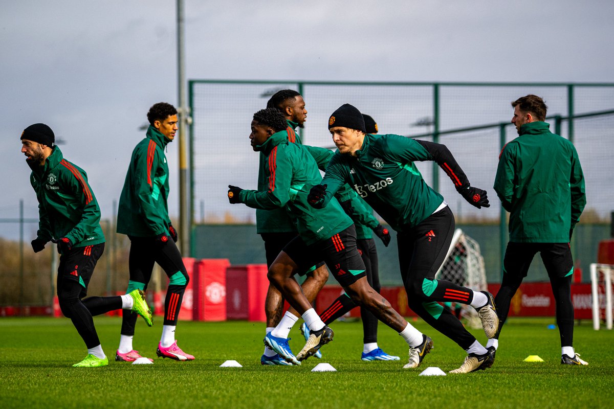 ManUtd's tweet photo. Training time ⏰💪

#MUFC https://t.co/EfDRogt5Gl
