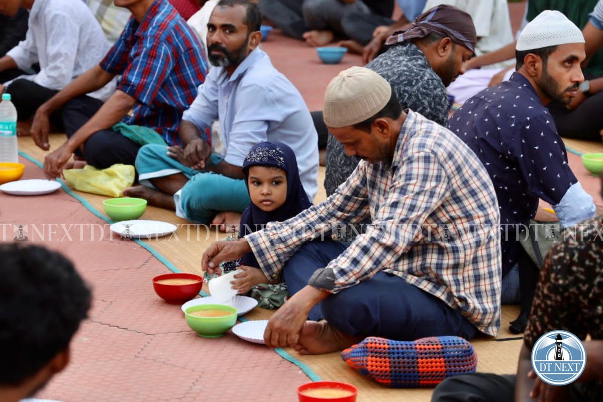 dt_next's tweet photo. #Muslims broke the fast on first day of #Ramzan beginning today at the #Triplicane's Big Mosque.

📸@manivasagan_

#TriplicaneBigMosque #BigMosque #Ramazan #Ramadan2024 #fasting #Ramadan #DTNext #RamadanFasting #Chennai #DTNextnews #news #newsupdate #todaysnews #dailynews https://t.co/NRLY9bQlo8