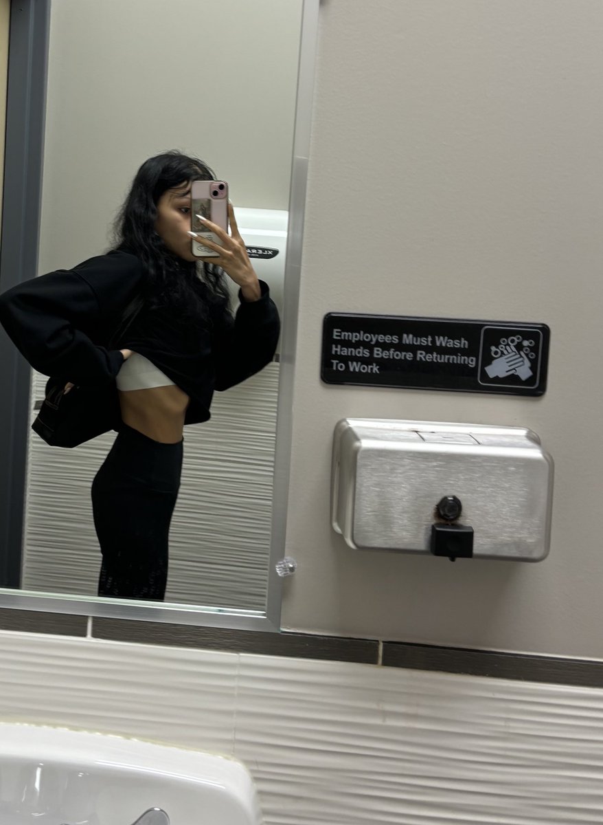 libramooncals's tweet image. Bc after being told I’d be prettier if I gained lol