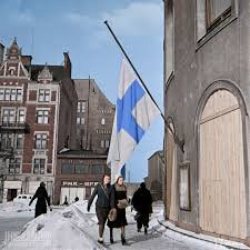 13.3.1940
Eldupphör.
Obrutna försvarslinjer längs hela fronten. Obesegrade män står rakryggade med blicken mot öster. Obesegrade vapen. En orättvis tvångsfred har slutits i moskva med en monstruös terrorregim som nu stjäl stora landområden.
Sorgeflaggning i landet.
#105ÄransDagar