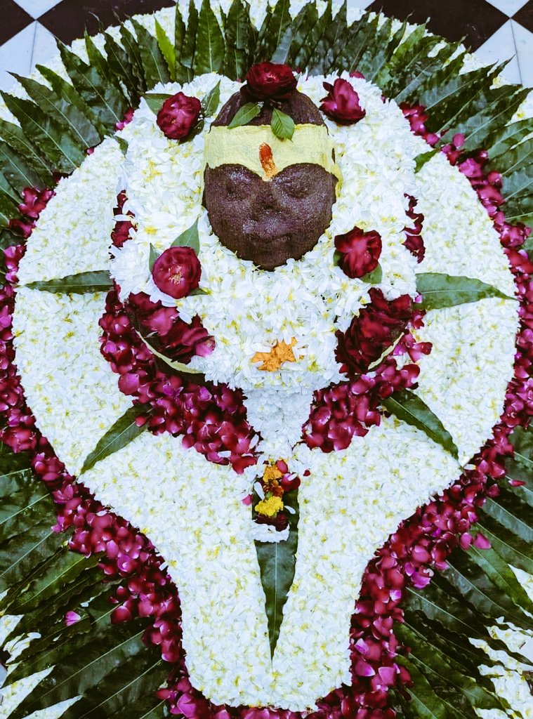 अयोध्या में मां सरयू नदी के गुप्तारघाट में विराजमान भगवान अनादि पंचमुखी महादेव हम सभी का मंगल करें..!
ऊं नमः शिवाय 🙏🙏