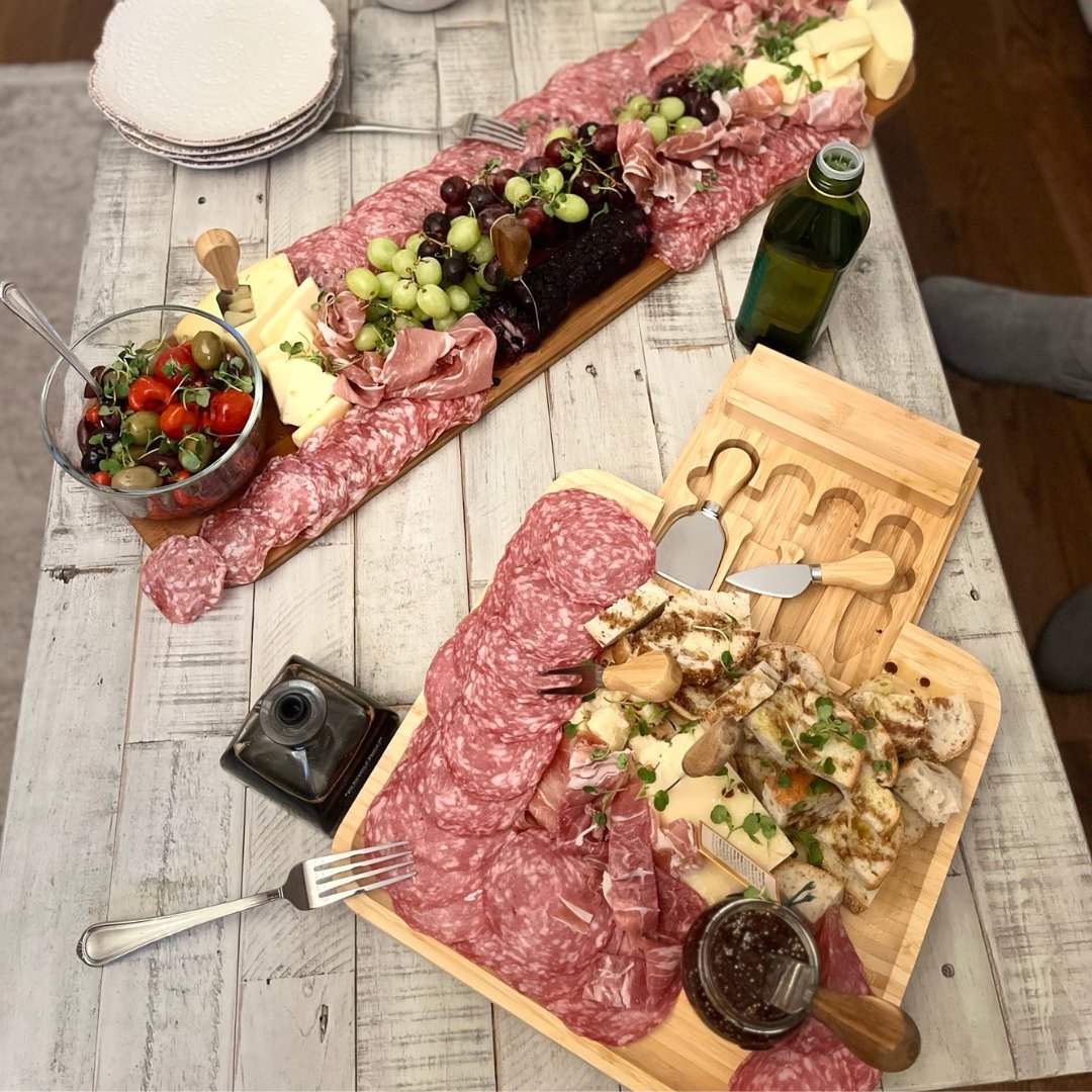 We’ve been seeing a bunch of fun charcuterie board businesses popping up lately…and it’s been getting us excited for spring soirees and warm weather gatherings. Thinking about starting your own small biz based on bites and treats? Here’s your (delicious) sign to do it! 🧀🍇🫒