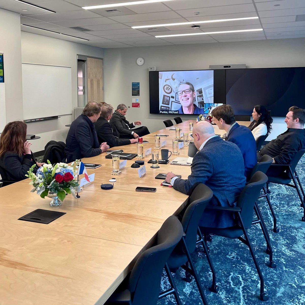FrenchAmbUS's tweet photo. Substantial meeting with @aws’s teams and leadership, to discuss Amazon’s different verticals, AI applications for the cloud and the upcoming #AI summit in France. Great speaking with some of the French “Amazonians” as well ! https://t.co/cNKSl8fRKn