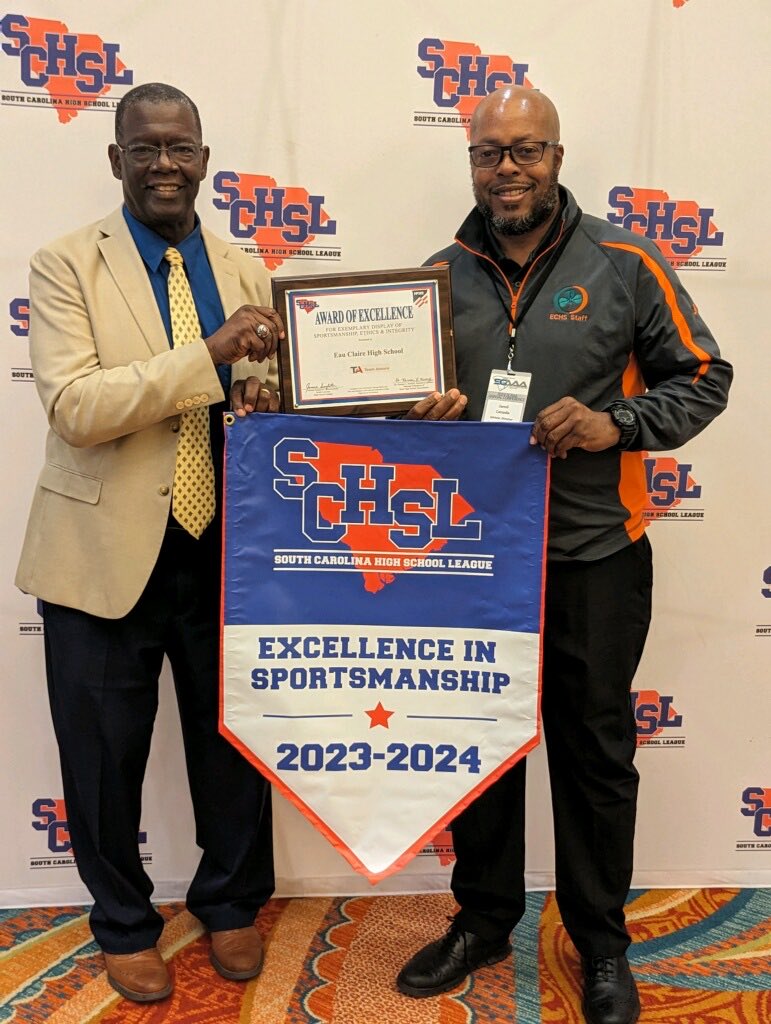 Congratulations to Jamil Canada and Eau Claire High School, ⁦@eauclairehssc⁩ ⁦@eauclairerocks⁩ for earning the ⁦@SCHSL⁩ Sportsmanship banner. ⁦@RichlandOne⁩ ⁦@RichlandOneSupe⁩