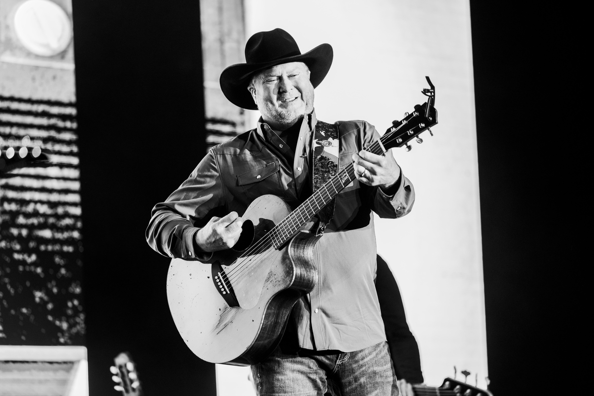 tracy_lawrence's tweet image. Another amazing weekend on the road! Salem, Pikeville and Jonesboro treated us oh so well. Can&apos;t wait to come back!
Special shout out to Coach Butch Jones, the @ArkansasStateFB staff and all the #redwolves for all the hospitality.

📷 Evan DeStefano