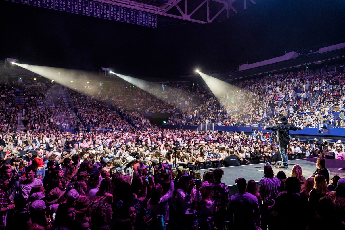 tracy_lawrence's tweet image. Another amazing weekend on the road! Salem, Pikeville and Jonesboro treated us oh so well. Can&apos;t wait to come back!
Special shout out to Coach Butch Jones, the @ArkansasStateFB staff and all the #redwolves for all the hospitality.

📷 Evan DeStefano
