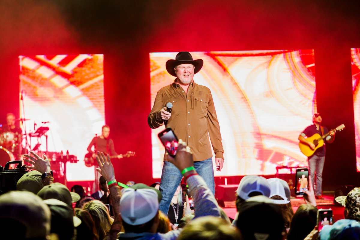 tracy_lawrence's tweet image. Another amazing weekend on the road! Salem, Pikeville and Jonesboro treated us oh so well. Can&apos;t wait to come back!
Special shout out to Coach Butch Jones, the @ArkansasStateFB staff and all the #redwolves for all the hospitality.

📷 Evan DeStefano