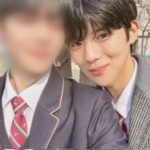 infodrakor_id's tweet photo. #MoonSangMin udah tau kalo dia ganteng dari SMA. Doi bahkan masuk top 3 cowok populer di sekolahnya dan punya fanclub sendiri 👏👏

Luar biasa anaknya Daebi Mama ini. Emang cakep pool 🫶🏻

https://t.co/TwZR6qKtnI https://t.co/lYbPLQn0bW