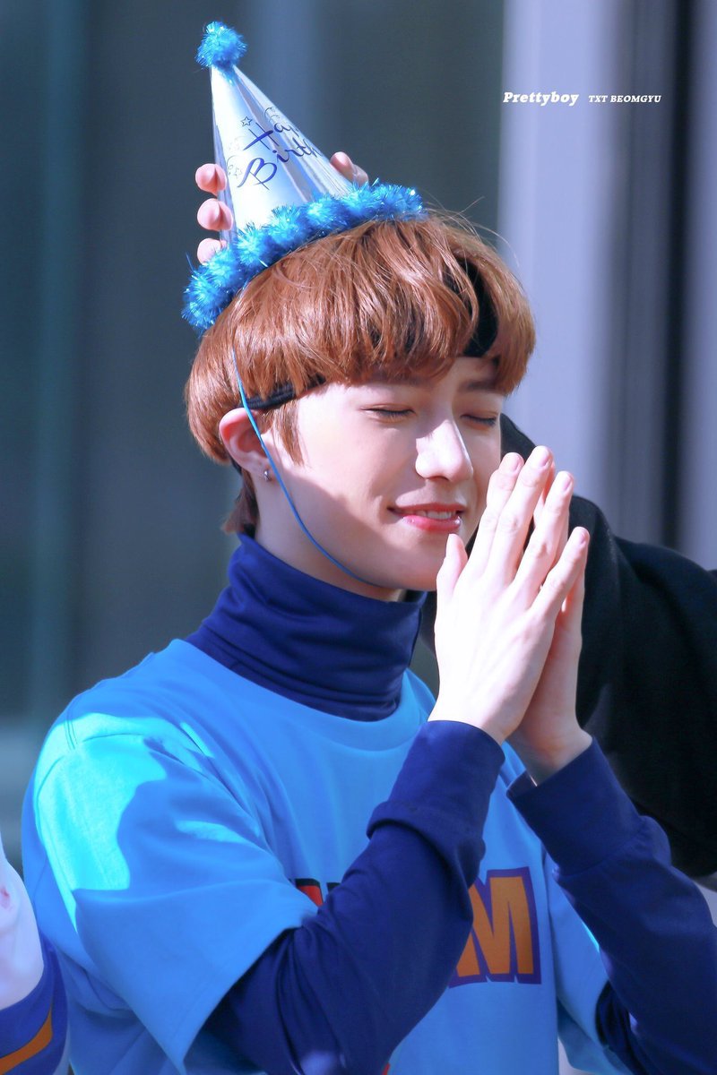 Bam2gyu_'s tweet photo. 범규 생일이 되면 한번씩 다시 떠올려보는 데뷔후 처음 팬들에게 생일 축하를 받았던 날.. 너무너무 소중한 날이라 사진조차도 아껴보게 되는 거 같다🥺 우리 범규 생일 너무너무 축하해🩵💙

#모아의_봄_범규에게
#WONDERfulArtistBEOMGYU https://t.co/hkmL9z1Z60