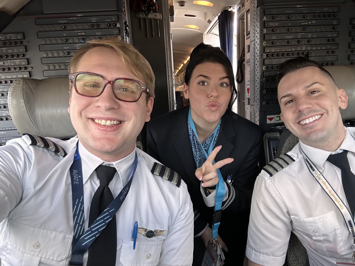 Love from the flight deck! 💙✈️

📷: First Officer Dalton Laine

#GoJetAirlines #CRJ550 #UnitedExpress #aviaiton #avgeek #pilot #pilotlife #pilotjobs #pilotcareers #aviationcareers #flightattendant