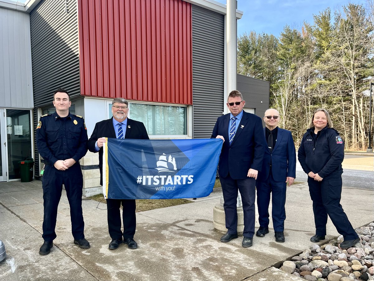 Today @ClearviewMayor, Deputy Mayor Van Staveren, Councillor Broderick and @CFES_FC Davison raised the #ITSTARTS flag in #Clearview's continuing support of @simcoecounty's #ITSTARTS campaign. #ITSTARTS with awareness, to learn more visit simcoe.ca/itstarts