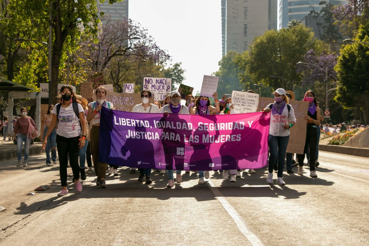 coolhuntermx's tweet photo. ¿Realmente estamos avanzando en equidad de género o solo nos pintamos de morado en marzo? 💭💜 Es hora de pasar de los mensajes estacionales, a acciones que generen un cambio real y duradero.   

📝 Texto por @LaMarimer: https://t.co/QAFij5K32h https://t.co/pxCM3vW0iB