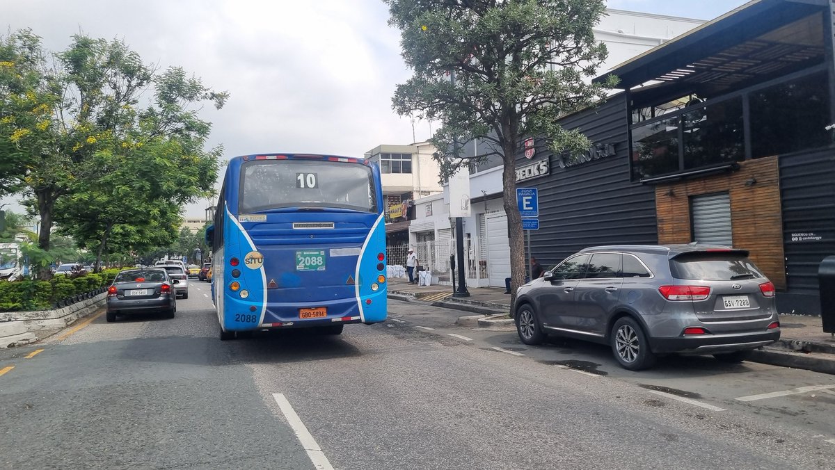 Blankimonki's tweet photo. 10 am. Este bus acaba de comerse una roja en la Víctor Emilio Estrada. A la altura de Ilanes. Por eso algunos matan ciclistas. https://t.co/DhpNlferCz