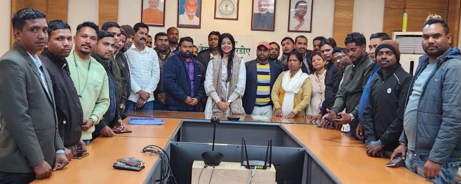 OraonNesha's tweet photo. झारखंड राज्य के “पंचायत स्वयं सेवक” अब बनेंगे “हेल्प डेस्क फैसिलिटेटर” - साथ ही इन्हें अब “पंचायत सहायक” के नाम से जाना जाएगा 

इन्हें शुभकामनाएँ 💐🙏🏽

कैबिनेट की मुहर लगने के बाद, पंचायतों को मिलेंगे नव मानवबल

१.पंचायत भवन में कार्य करेंगे- लोगों को योजनाओं की जानकारी तथा सहयोग देंगे 
२.मुखिया और पंचायत सचिव के कार्य निष्पादन में सहयोग 
३. कई सरकारी सुविधाएँ यथा पंजीकरण, दस्तावेज़ीकरण, डिजिटल करण, etc
४. सरकारी विभागों के बीच पंचायत स्तर पर समन्वय
५. क्षमता विकास कार्यक्रम में सहयोग

पंचायत विभाग के नयी योजनाओं तहत कार्य में तेज़ी से विस्तार हो रहा है - ऐसे में पंचायत सहायक सरकार के लक्ष्य को पूरा करने में सहयोग करेंगे