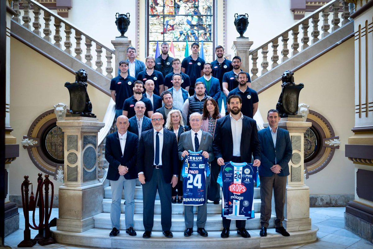 deportemalaga's tweet photo. El alcalde, @pacodelatorrep, junto al concejal delegado de Deporte, @borjavivas, ha recibido la camiseta de la temporada 2023-2024 del @BMCiudadDMalaga. https://t.co/dhBDllu1pG