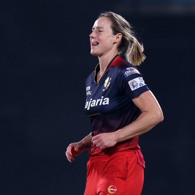  First bowler ever to pick 6 wickets in WPL.  Ellyse Perry - Remember her name ❤️🤩 📹 Credits: Twitter/WomensCricZone