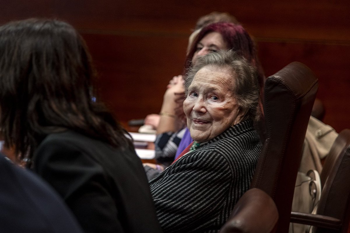 unicomplutense's tweet image. Os presentamos a #AdelaMedrano, la primera mujer en obtener el grado de #doctora no solo de la Facultad de @UCMccinf  -creada en 1971-, sino muy posiblemente de #España

Tras leer su tesis en 1981, sobre “La enseñanza universitaria de la realización cinematográfica”, los caminos…