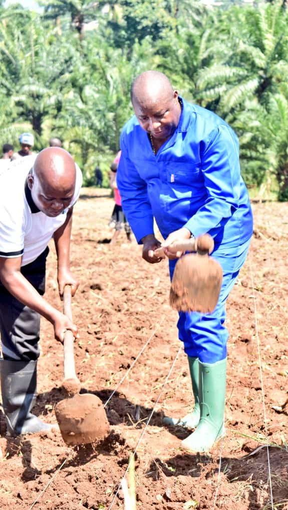 Patriote257's tweet photo. If you eat today thank a farmer.
I wish all #Burundian farmers a harvest as golden as their hearts.
#Dukore tugwize umwimbu
Kazi iendelee 💚🤍❤️
Son Excellence #GeneralNeva, Baba wa taifa, Baba lao💪 https://t.co/KcQF1fks9Q
