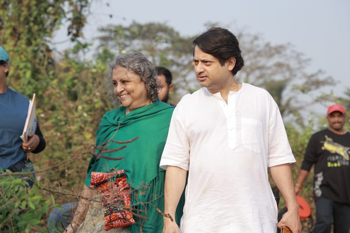 বহুরূপী'র যাত্রা শুরু হলো আজ থেকে...
পরিচালক শিবপ্রসাদ মুখোপাধ্যায় এবং নন্দিতা রায় পরিচালিত নতুন বাংলা ছবি 'বহুরূপী'র শুটিং আজ থেকে শুরু হলো বীরভূমের বোলপুরের আদুরিয়া'র জঙ্গলে।
<a href="/WindowsNs/">Windows Production</a>
<a href="/shibumukherjee/">shiboprosad</a> <a href="/nanditawindows/">Nandita Roy</a> <a href="/KoushaniMukher1/">Koushani Mukherjee</a> <a href="/itsmeabir/">Abir Chatterjee</a> <a href="/ritabharipc/">Ritabhari chakrborty</a> #Bohurupi