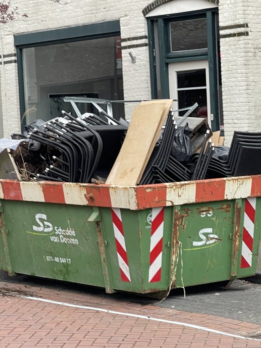 Lekker repurposing van stoelen  NOT 😡 “La Focaccia grande” (?!)
@Terweeweg <a href="/gem_oegstgeest/">Gemeente Oegstgeest</a>