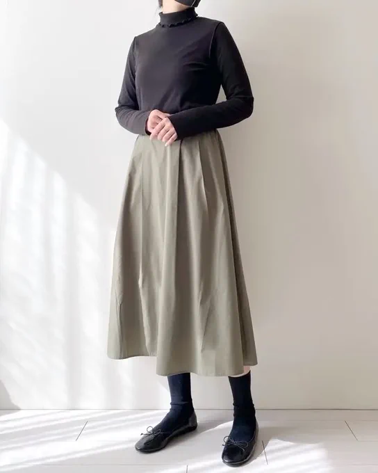 【GU】「ふんわりスカート」がシルエット可愛すぎ!ふくらはぎまで隠せるから、体型カバー効果もバッチリ!ふんわり広がるシルエットがオシャレな「タックフレアミディスカート」。きれいめからカジュアルまで春のコーデにぴったり 