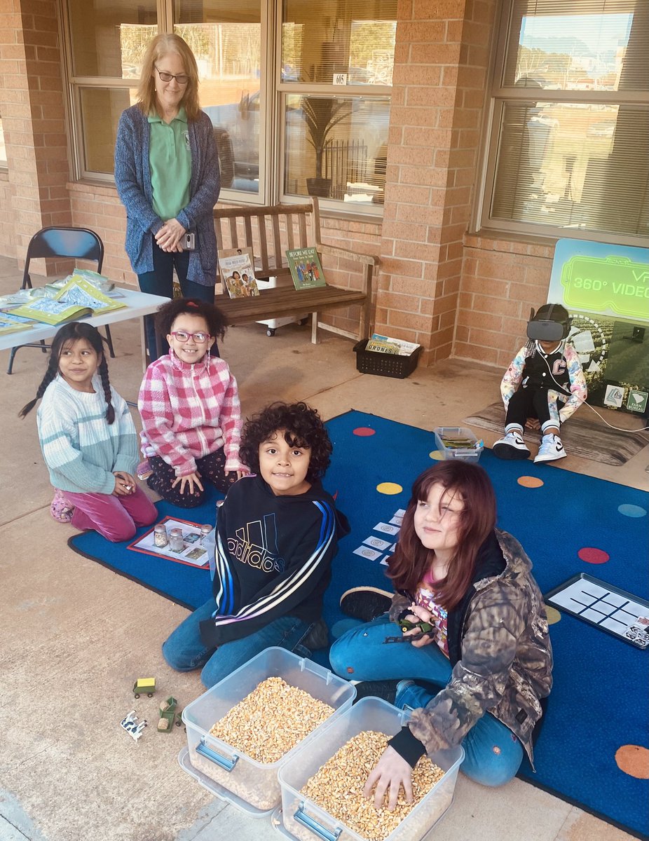 TheoLane13's tweet photo. Great visit today @Gwd50Schools #PinecrestElementary @ScGwd as these kids learn about #Agriculture in #PalmettoState. The @DukeEnergy sponsored @SCFarmBureau Mobile Lab brings the farm life to the city ! #AgriculturalEducation https://t.co/FEFXGFdpGR