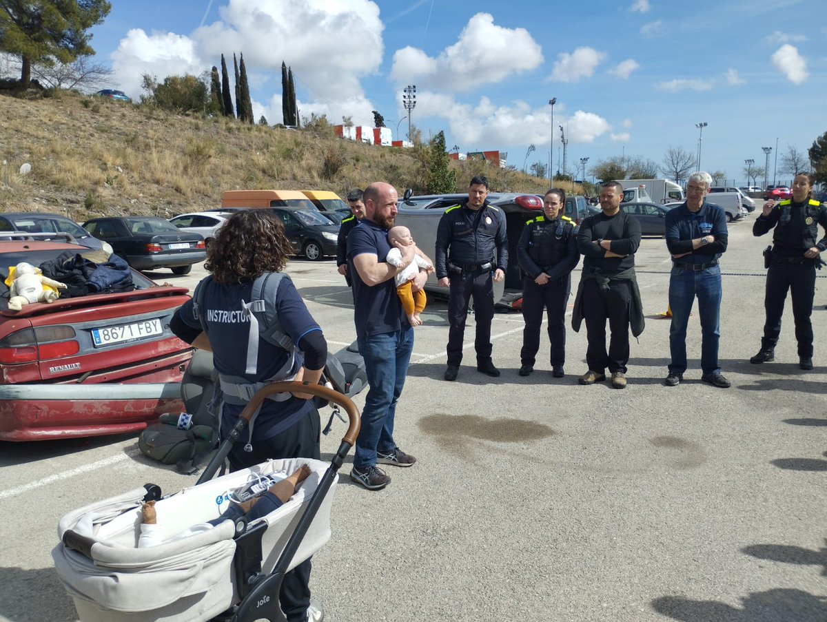 La Policía Local de Sant Boi se sumerge en un entrenamiento pionero de rescate pediátrico con Fundación Smart Baby y AKTUA, practicando el protocolo de rescate y el uso del dispositivo SIPE en escenarios simulados. Un compromiso continuo con la seguridad infantil. #SeguridadVial