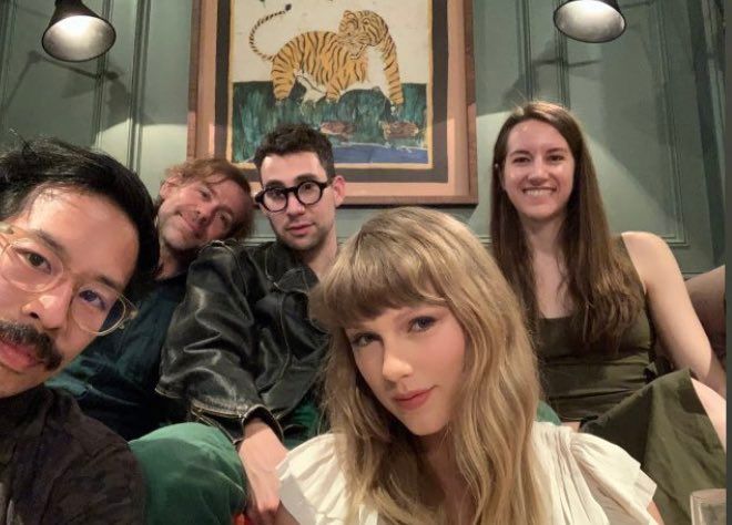 TheSwiftSociety's tweet photo. Throw🔙| 3 years ago today, Taylor Swift posted this picture 

"folklorians family photo" https://t.co/Da6JtQenEp