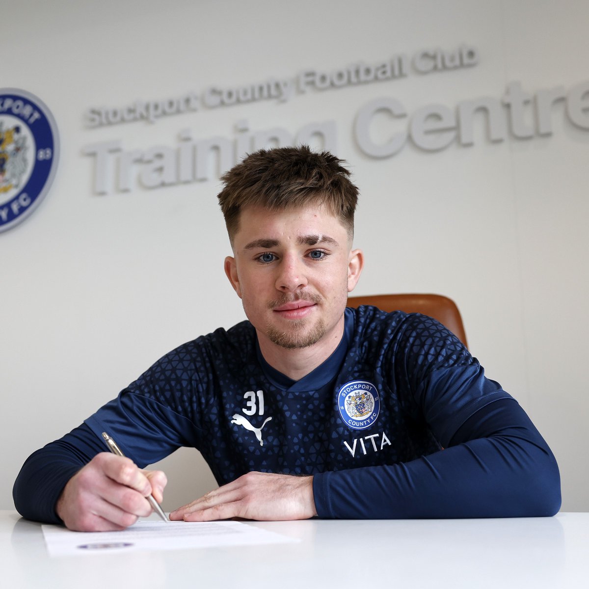 StockportCounty's tweet photo. โ๏ธ We are delighted to announce the additions of defender Todd Kane and Manchester City forward Ben Knight, who both join us until the end of the season.
Great to have you both on board, guys!
#StockportCounty