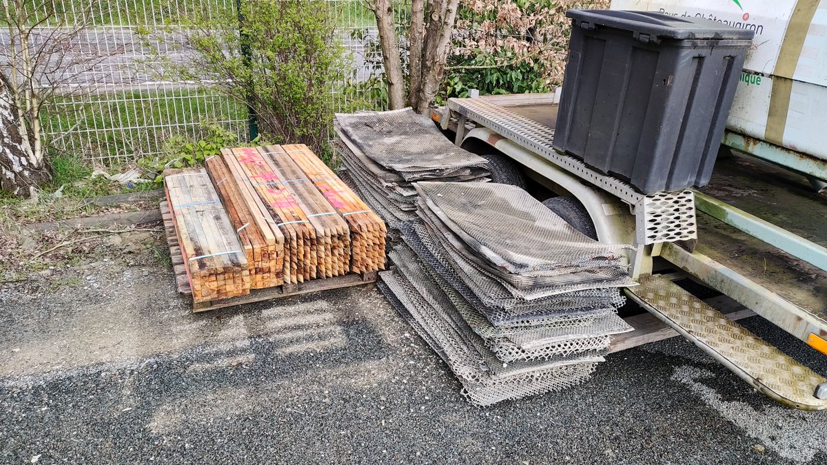 PaysdeRennes's tweet photo. Des " nouvelles forêts pour le Climat et la Biodiversité " avec @Climactions @FiboisBretagne #Forestry : livraison des tuteurs réalisés par l'ESAT #Utopi et des poches à huîtres actuellement en cours.
Un grand merci à Stéphane Lomet et à ses collègues ostréiculteurs du 35 🙂 https://t.co/1iHogUNyHs