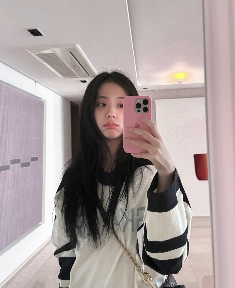 mtvspain's tweet image. Lo que nos gusta un selfie de #JISOO no es normal ❤️ Y dos ya… 🤩✨ #BLACKPINK