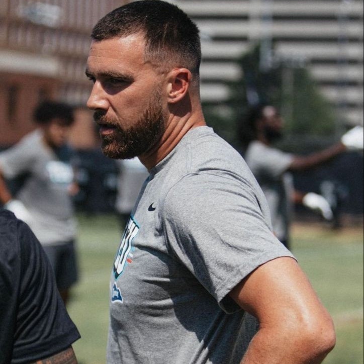 au tayvis | 🎨⚽

taylor es profesora de arte y travis da clases de educación física en la misma secundaria. nunca se llevaron bien, pero con el viaje de egresados cerca y siendo ambos acompañantes, sus propios alumnos organizan una cita a ciegas para que dejen de odiarse