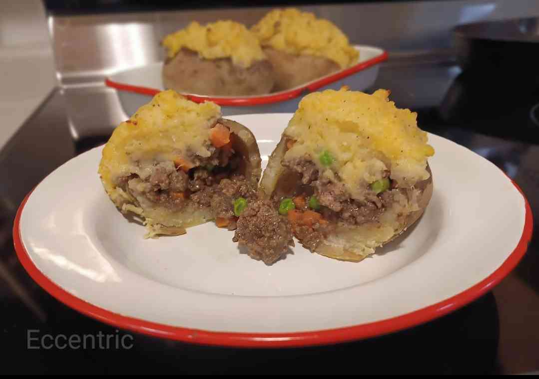 FarmsKey's tweet photo. Have you ever had a shepherds pie baked potato? If not, here's your sign to make it!! Grab a package of our ground beef to get started. Shoplink in bio.
#shepherdspie #groundbreef #cotterkeyfarms https://t.co/veymdDqa5G