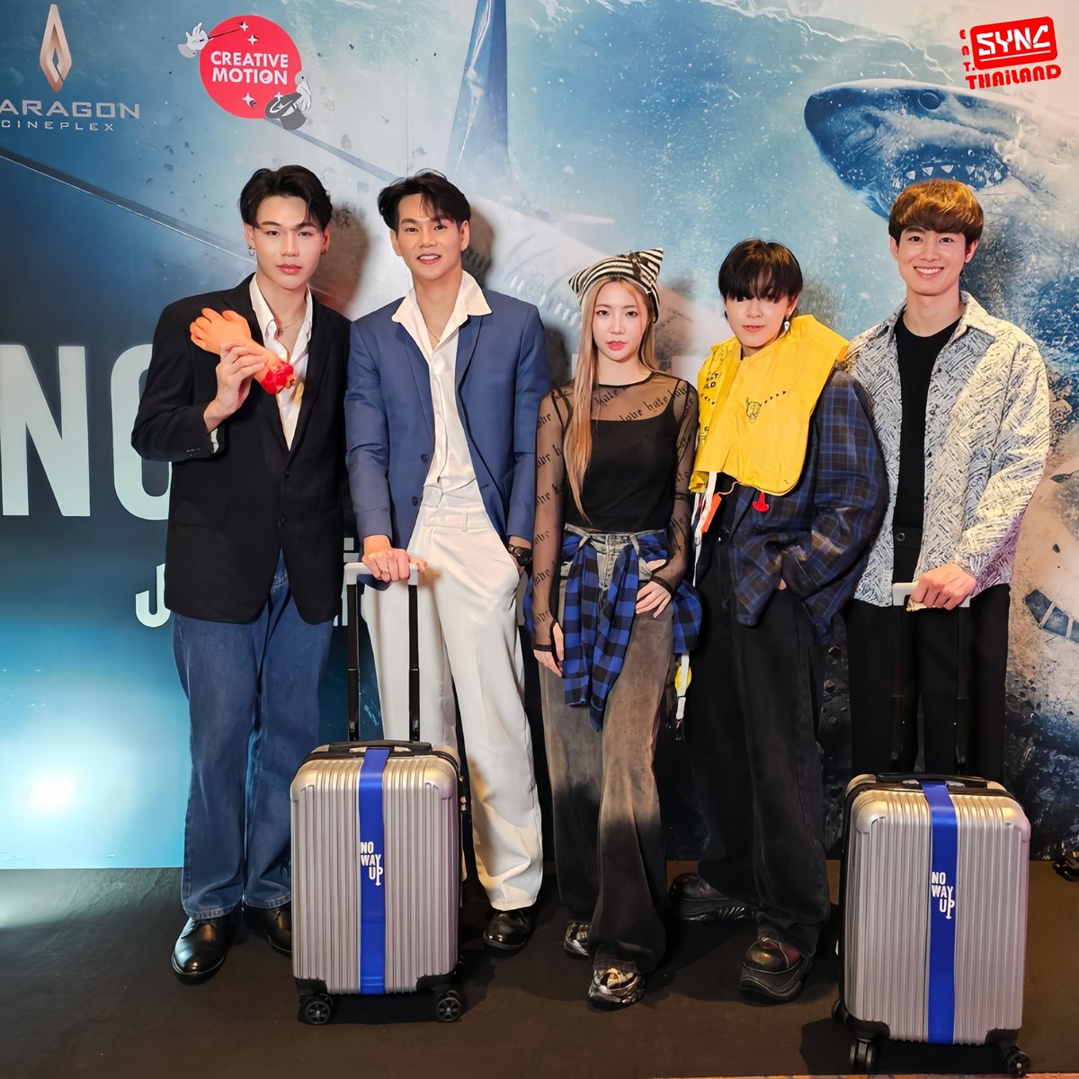 ENTSYNCTHAiLAND's tweet photo. ศิลปินจากค่าย ENT.SYNC THAiLAND พร้อม ชิชา และแซน BerryBerry
ร่วมชมภาพยนตร์รอบสื่อมวลชน 🎬
NO WAY UP : งาบ คลั่ง ไฟลต์
#NOWAYUP 🦈
📍สถานที่ : Paragon Cineplex
#ENTSYNCTHAiLAND #BerryBerry https://t.co/V0n9k1lwG3