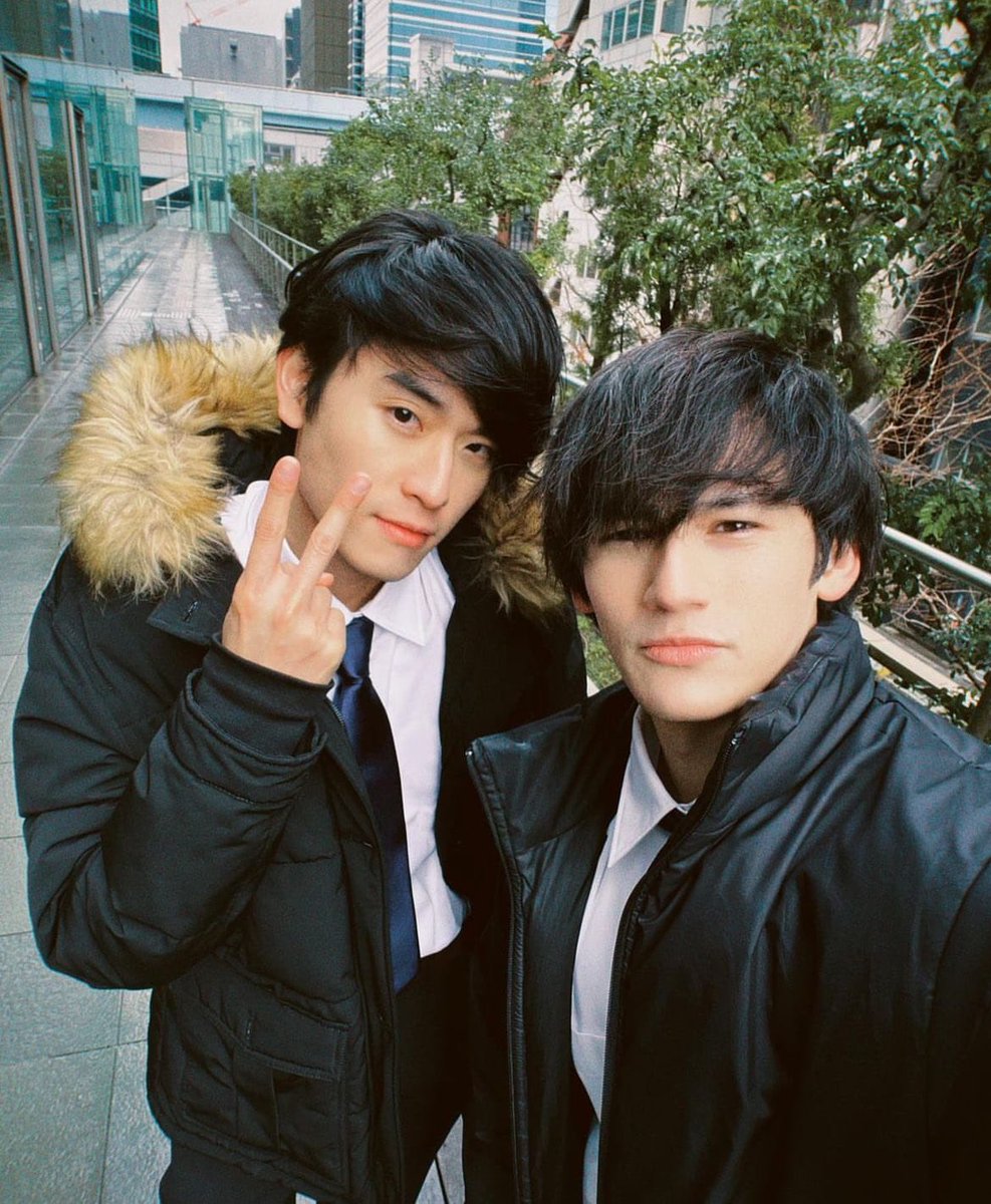 BlNewsbr's tweet photo. 🚨ELES VEM AÍ! Anunciado
#YourTieIsCrooked #ネクタイ曲がってるよ, novo BL tailandês-japonês protagonizado por #PerthTalay atores de #MyEngineerTheSeries de 2020.
"Há seis anos, um casal se separou, um perseguindo o sonho de se tornar ator e o outro desejando ser seu tradutor." https://t.co/1m5zNjN4rZ