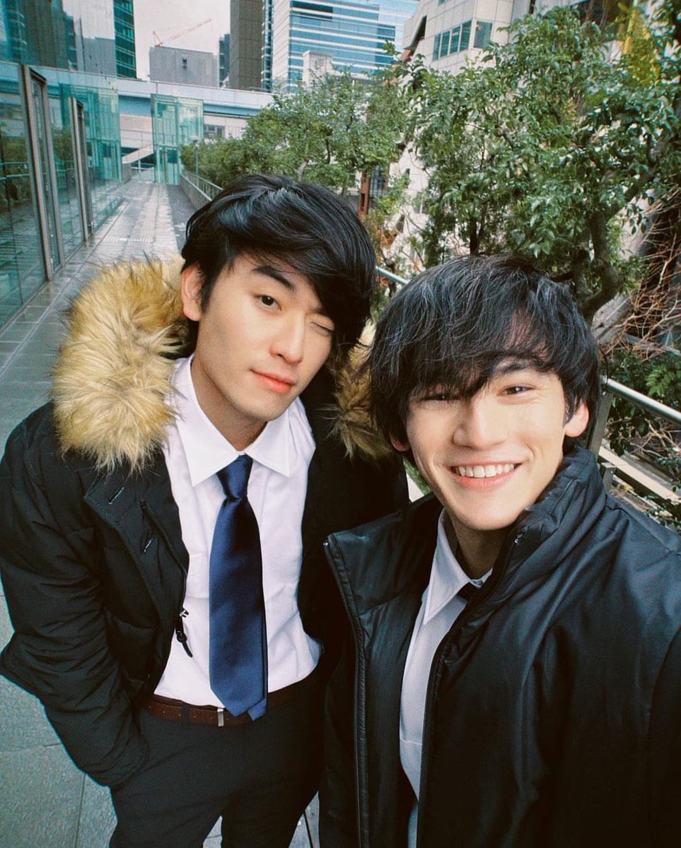 BlNewsbr's tweet photo. 🚨ELES VEM AÍ! Anunciado
#YourTieIsCrooked #ネクタイ曲がってるよ, novo BL tailandês-japonês protagonizado por #PerthTalay atores de #MyEngineerTheSeries de 2020.
"Há seis anos, um casal se separou, um perseguindo o sonho de se tornar ator e o outro desejando ser seu tradutor." https://t.co/1m5zNjN4rZ