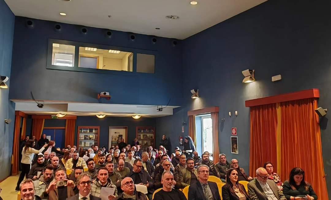 CislPuglia's tweet photo. Assemblea #sicurezza @cisl_bari, @CastellucciAnto: Ogni incidente sul lavoro è inaccettabile e devastante, di #lavoro non si può morire. Fermiamo questa scia di sangue: subito patto di responsabilità  tra #sindacati, #imprese, istituzioni https://t.co/gcgUxL0ifI