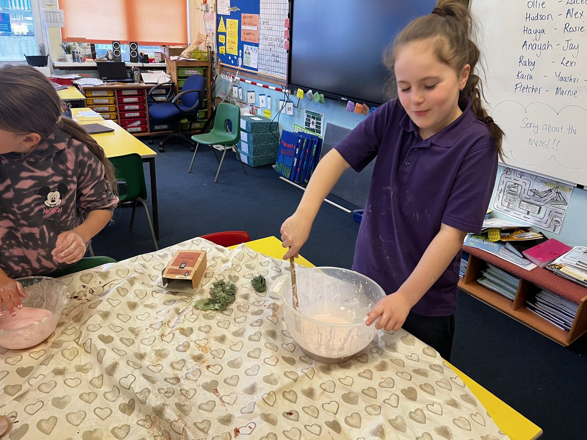 URPSSTEM_DC's tweet photo. Reactivating the Oobleck during STEM club. 
Yesterday @URPSTeifi explored solids, liquids and gases and created Oobleck to learn about Non-Newtonian liquids 🥼🧪#BritishScienceWeek https://t.co/jzkyXxWSLd
