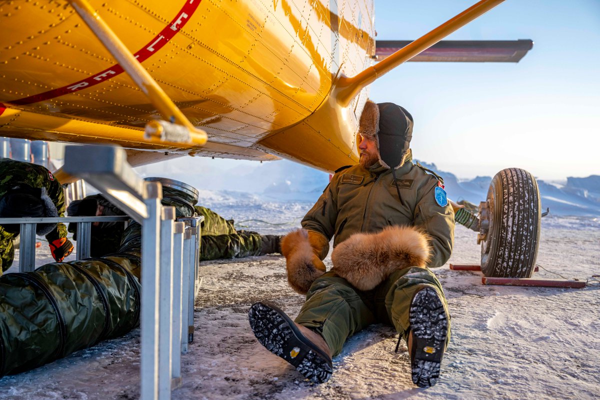 RCAFOperations's tweet photo. #DYK that a #RCAF CC-138 Twin Otter has been transporting supplies and personnel in and out of austere locations on sea ice for Op #IceCamp 2024, a 🇺🇸 led operation to test and evaluate operational capabilities in the Arctic. @RCAF_ARC #StrongerTogether https://t.co/4zlBLOZjju